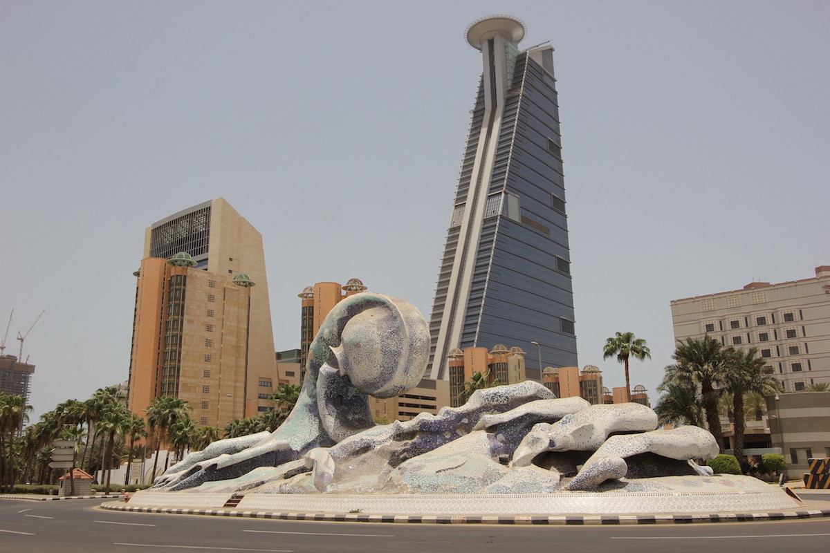 Скульптура морской волны перед отелем Jeddah Hilton